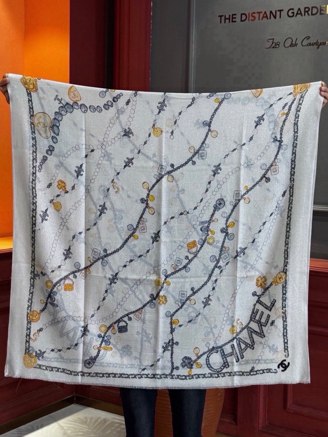 🆕   Chanel ~新品～“珠光宝气” 【会发光发亮的围巾】这款经典单品展现强大而迷人的女性魅力精髓。诠释无限的情感