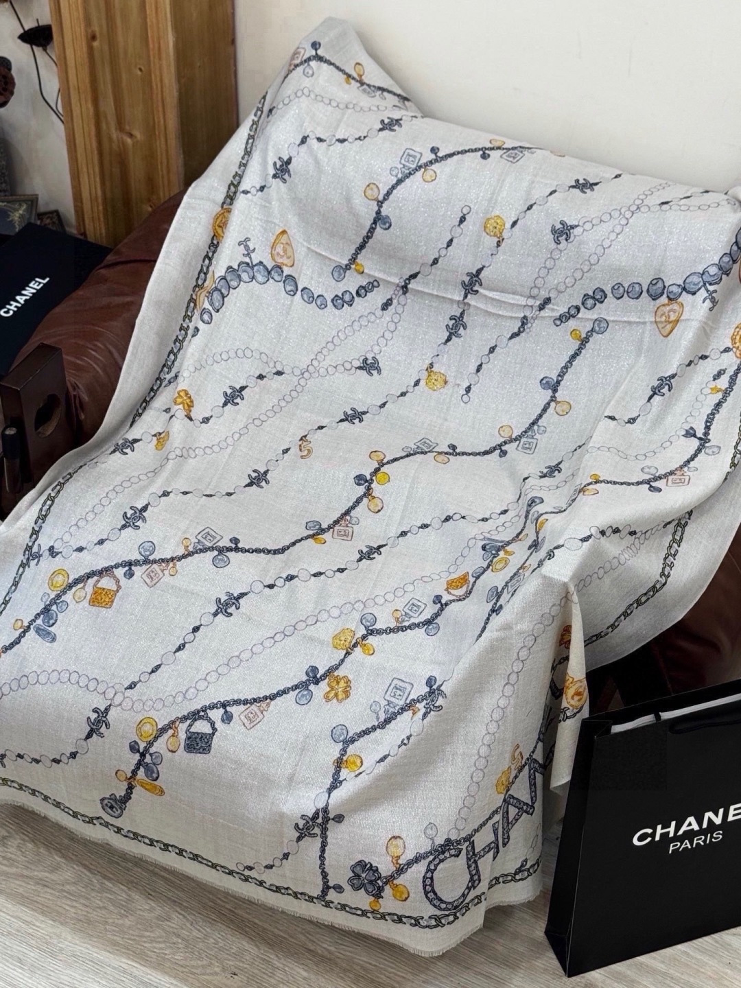 🆕   Chanel ~新品～“珠光宝气” 【会发光发亮的围巾】这款经典单品展现强大而迷人的女性魅力精髓。诠释无限的情感
