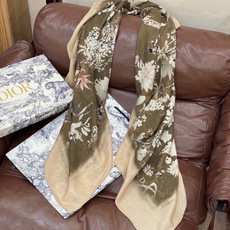 🆕 Dior 140丝绒双面同色印花披肩Millefiori 图案 这款披肩饰以多色 Millefiori 图案,以 🆕 Dior 140丝绒双面同色印花披肩Millefiori 图案 这款披肩饰以多色 Millefiori 图案,以