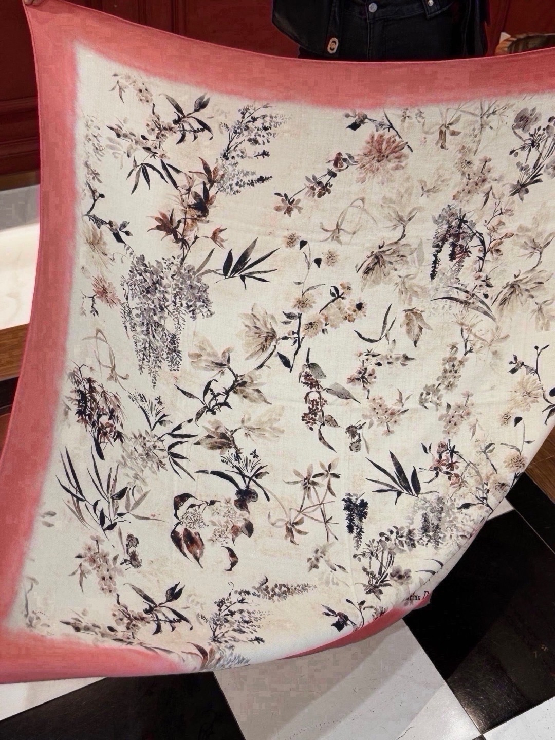 🆕 Dior 140丝绒双面同色印花披肩Millefiori 图案 这款披肩饰以多色 Millefiori 图案,以 🆕 Dior 140丝绒双面同色印花披肩Millefiori 图案 这款披肩饰以多色 Millefiori 图案,以