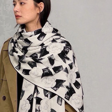 🆕 Chanel ~新品~【五角星山茶花】 140双面丝绒方巾 这款经典单品展现强大而迷人的女性魅力精髓。此140方 🆕 Chanel ~新品~【五角星山茶花】 140双面丝绒方巾 这款经典单品展现强大而迷人的女性魅力精髓。此140方