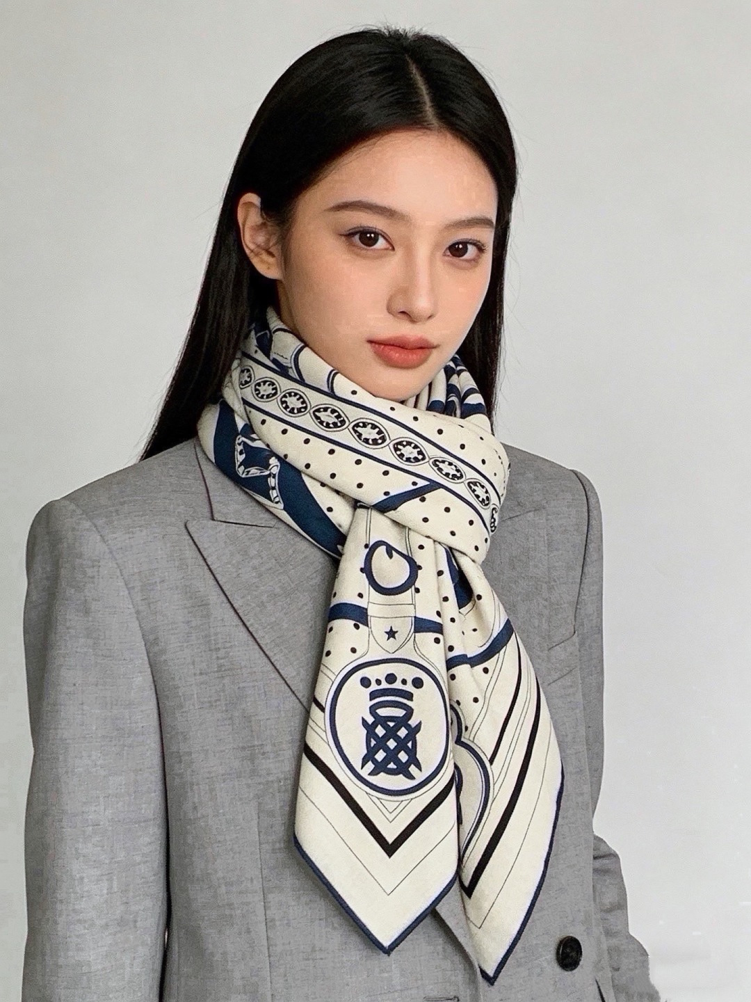 🆕  “清晨漫步Bandana”140厘米双面同色丝绒披肩 手工卷边山羊绒和真丝混纺披肩（70%山羊绒，30%桑蚕丝）。