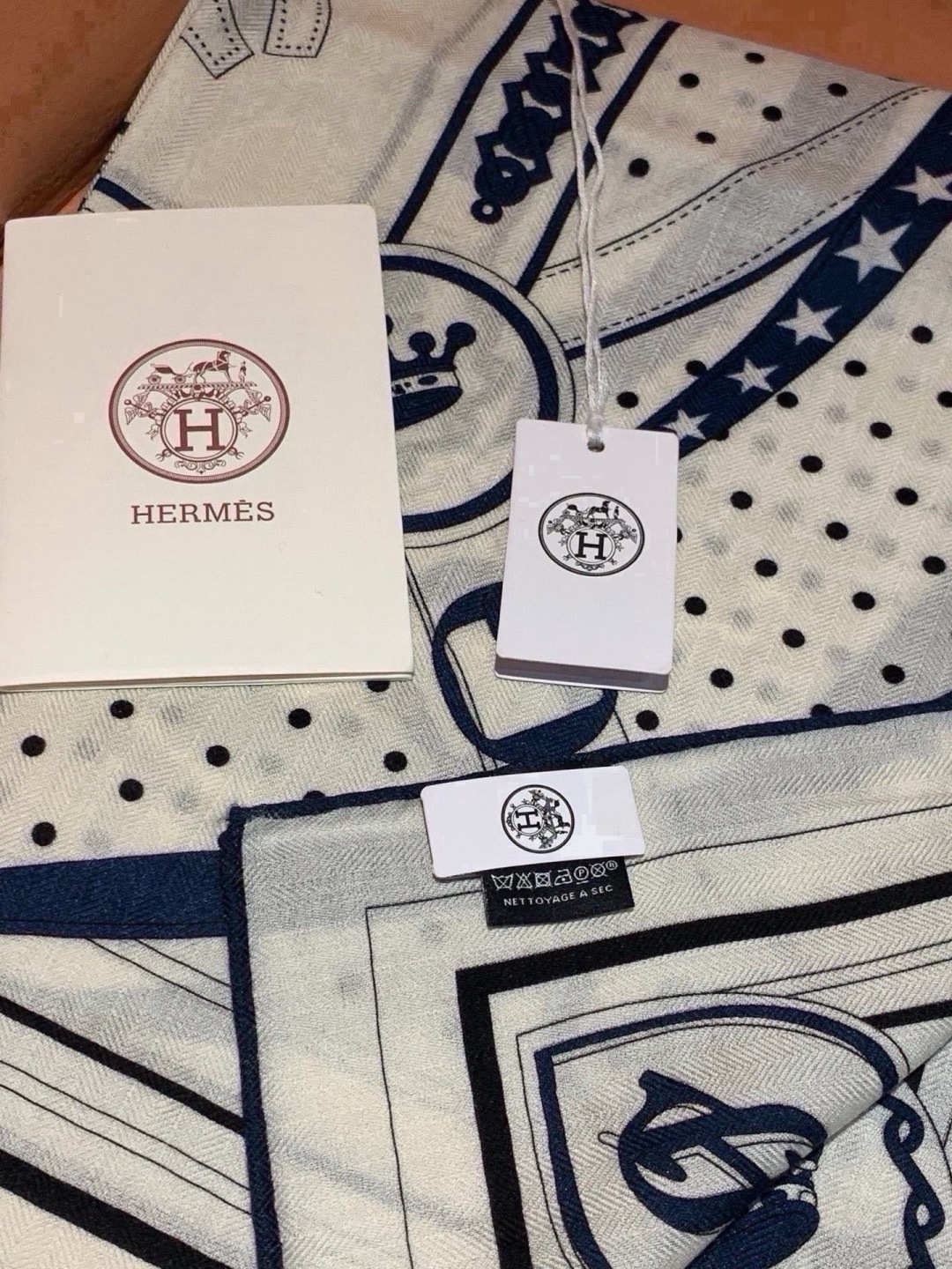 🆕  “清晨漫步Bandana”140厘米双面同色丝绒披肩 手工卷边山羊绒和真丝混纺披肩（70%山羊绒，30%桑蚕丝）。
