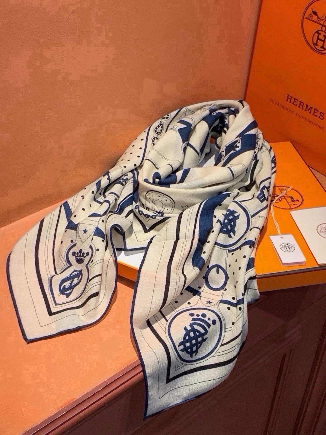 🆕  “清晨漫步Bandana”140厘米双面同色丝绒披肩 手工卷边山羊绒和真丝混纺披肩（70%山羊绒，30%桑蚕丝）。