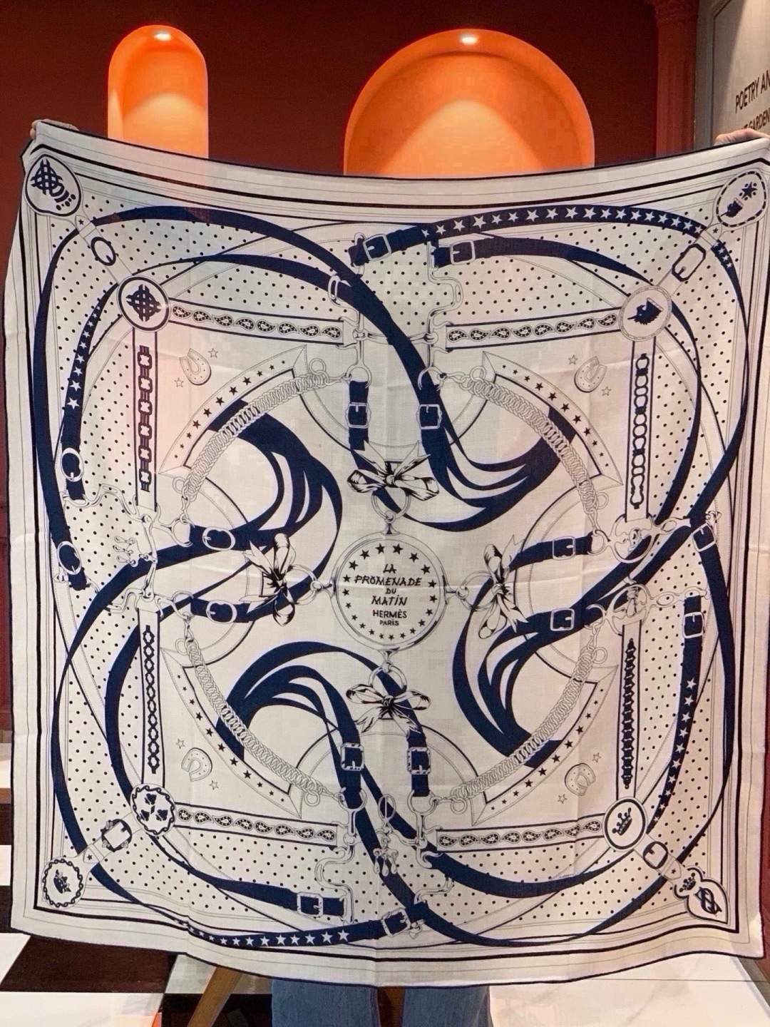 🆕  “清晨漫步Bandana”140厘米双面同色丝绒披肩 手工卷边山羊绒和真丝混纺披肩（70%山羊绒，30%桑蚕丝）。