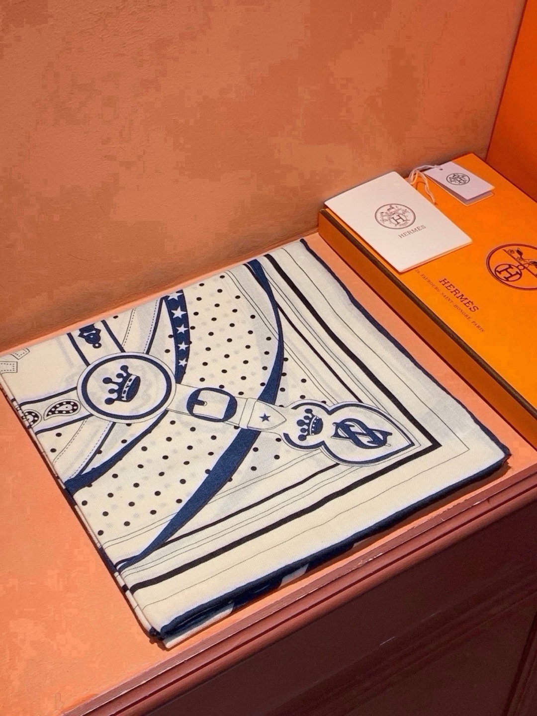 🆕  “清晨漫步Bandana”140厘米双面同色丝绒披肩 手工卷边山羊绒和真丝混纺披肩（70%山羊绒，30%桑蚕丝）。