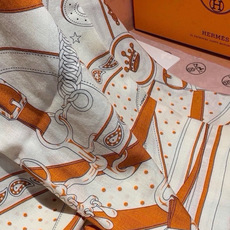 🆕 “清晨漫步Bandana”140厘米双面同色丝绒披肩 手工卷边山羊绒和真丝混纺披肩(70%山羊绒,30%桑蚕丝)。 🆕 “清晨漫步Bandana”140厘米双面同色丝绒披肩 手工卷边山羊绒和真丝混纺披肩(70%山羊绒,30%桑蚕丝)。