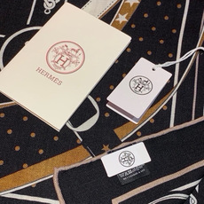 🆕 “清晨漫步Bandana”140厘米双面同色丝绒披肩 手工卷边山羊绒和真丝混纺披肩(70%山羊绒,30%桑蚕丝)。 🆕 “清晨漫步Bandana”140厘米双面同色丝绒披肩 手工卷边山羊绒和真丝混纺披肩(70%山羊绒,30%桑蚕丝)。