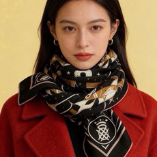 🆕 “清晨漫步Bandana”140厘米双面同色丝绒披肩 手工卷边山羊绒和真丝混纺披肩(70%山羊绒,30%桑蚕丝)。 🆕 “清晨漫步Bandana”140厘米双面同色丝绒披肩 手工卷边山羊绒和真丝混纺披肩(70%山羊绒,30%桑蚕丝)。