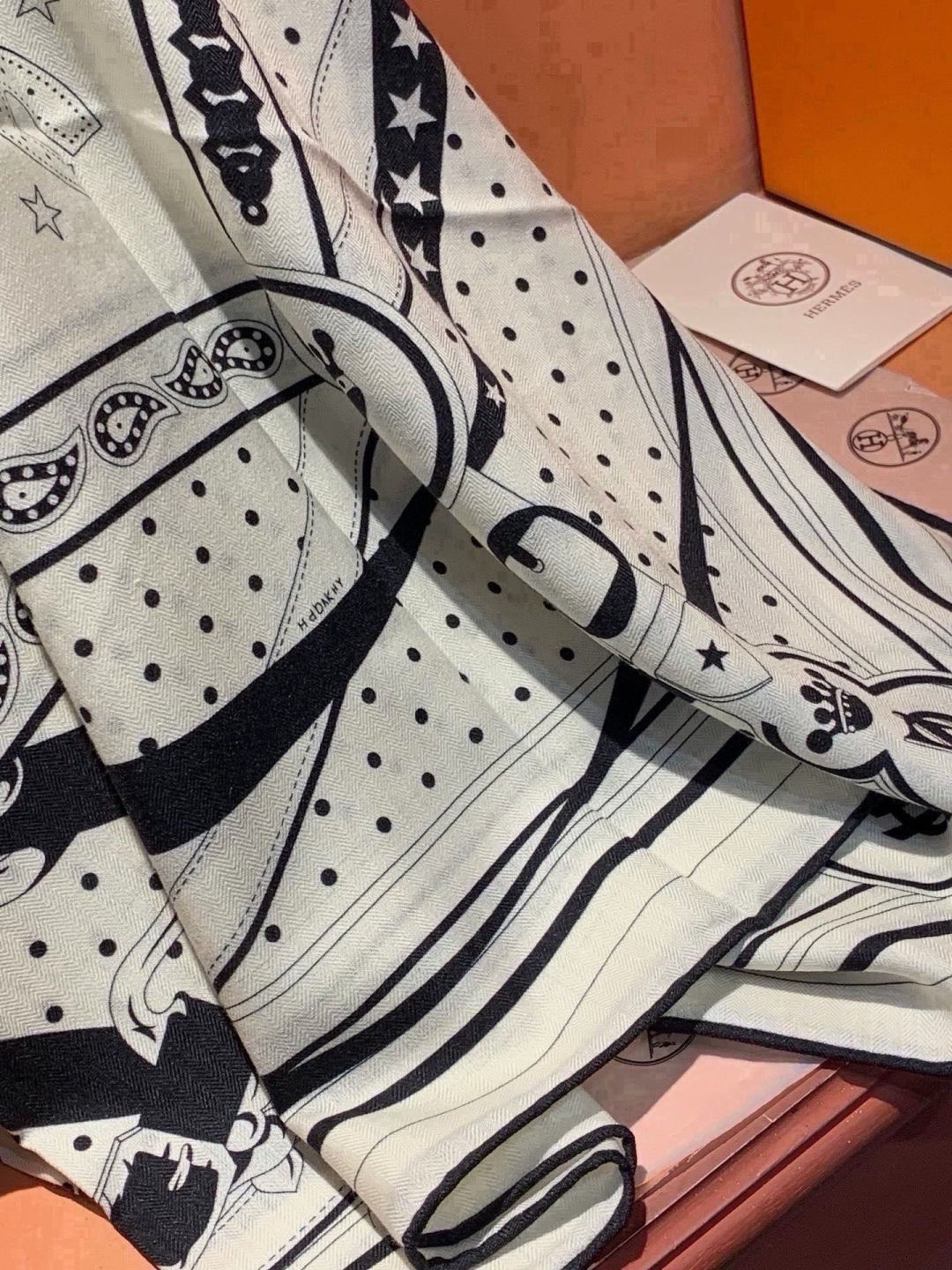 🆕  “清晨漫步Bandana”140厘米双面同色丝绒披肩 手工卷边山羊绒和真丝混纺披肩（70%山羊绒，30%桑蚕丝）。