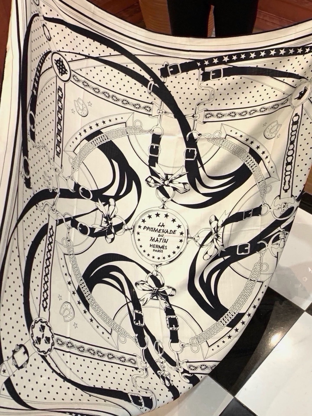 🆕  “清晨漫步Bandana”140厘米双面同色丝绒披肩 手工卷边山羊绒和真丝混纺披肩（70%山羊绒，30%桑蚕丝）。