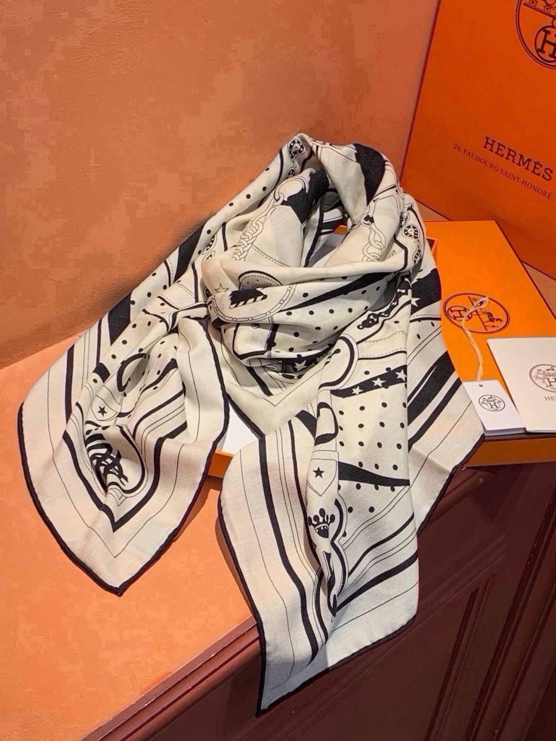 🆕  “清晨漫步Bandana”140厘米双面同色丝绒披肩 手工卷边山羊绒和真丝混纺披肩（70%山羊绒，30%桑蚕丝）。