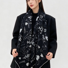 🆕 高级成衣系列~Chanel 【140双面同色丝绒披肩】 此系列谱写一曲自由轻灵的赞歌 本系列作品创新演绎品牌的 🆕 高级成衣系列~Chanel 【140双面同色丝绒披肩】 此系列谱写一曲自由轻灵的赞歌 本系列作品创新演绎品牌的