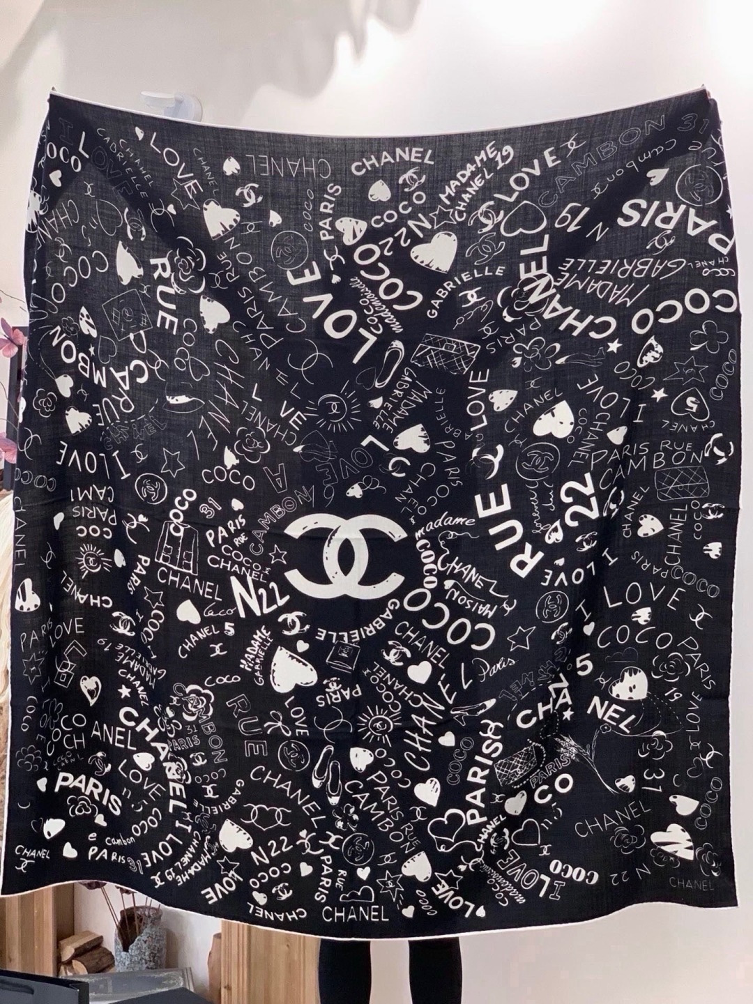 🆕   高级成衣系列～Chanel  【140双面同色丝绒披肩】 此系列谱写一曲自由轻灵的赞歌 本系列作品创新演绎品牌的