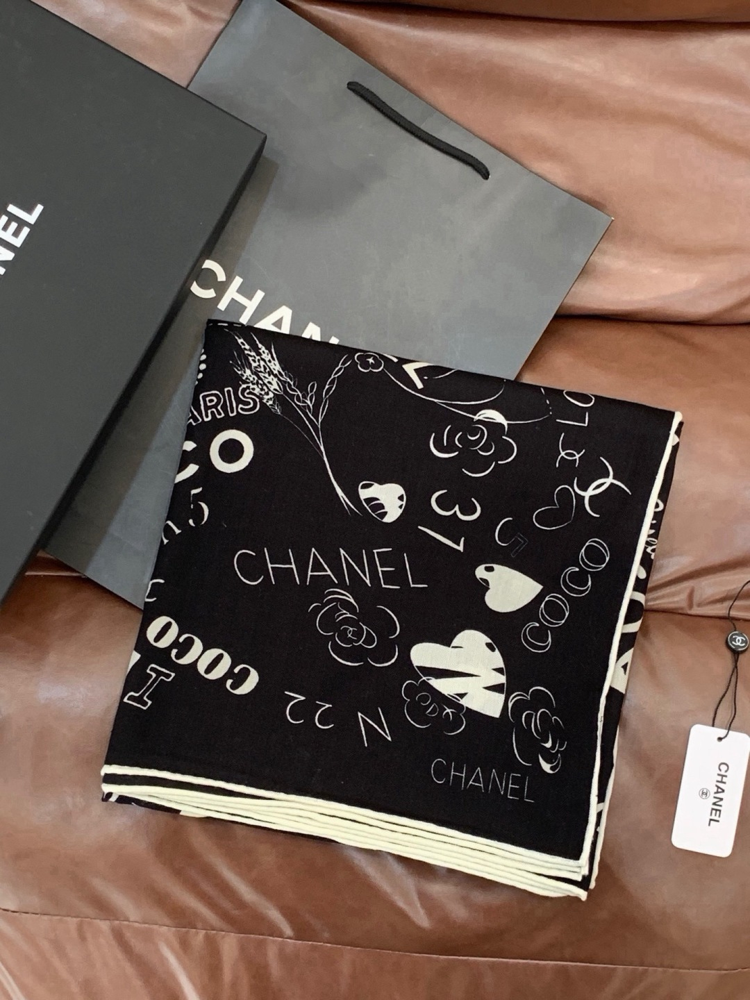 🆕   高级成衣系列～Chanel  【140双面同色丝绒披肩】 此系列谱写一曲自由轻灵的赞歌 本系列作品创新演绎品牌的
