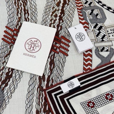 🆕 “编织鞍带”140方巾~Hermes 手工卷边丝绒方巾(30%桑蚕丝70%羊绒) 这款爱马仕的经典单品展现强大而 🆕 “编织鞍带”140方巾~Hermes 手工卷边丝绒方巾(30%桑蚕丝70%羊绒) 这款爱马仕的经典单品展现强大而