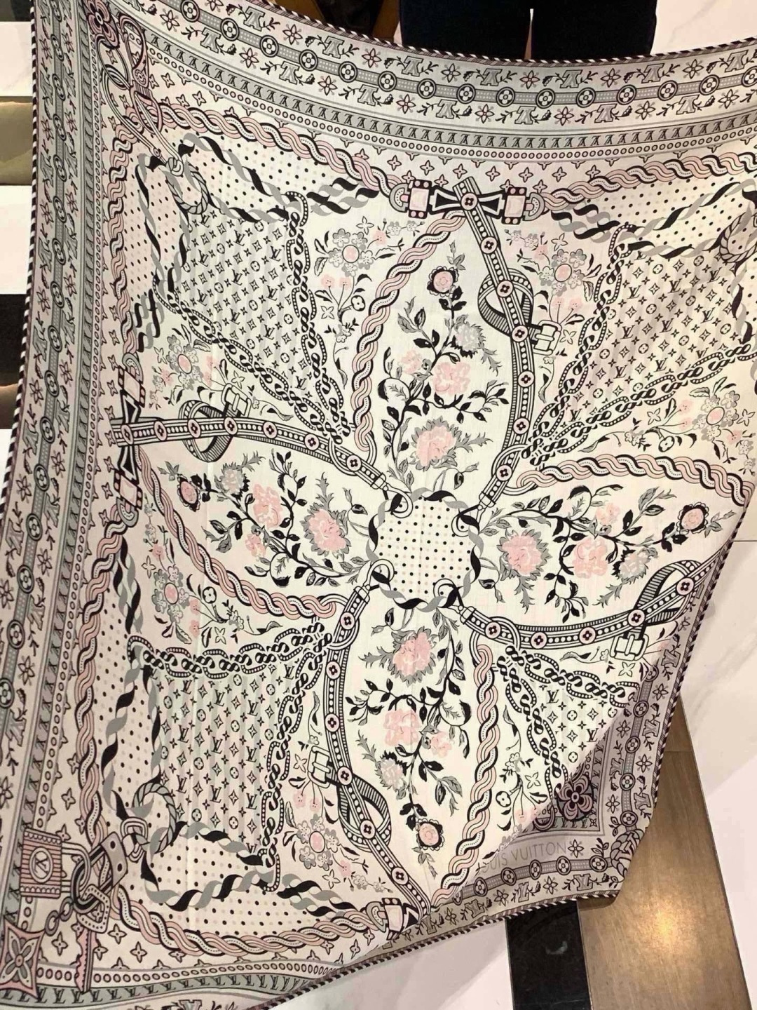 🆕 LV x TM 140披肩 【140顶级丝绒双面同色披肩】 本款L Multicolor披肩出自路易威登与知名日本 🆕 LV x TM 140披肩 【140顶级丝绒双面同色披肩】 本款L Multicolor披肩出自路易威登与知名日本