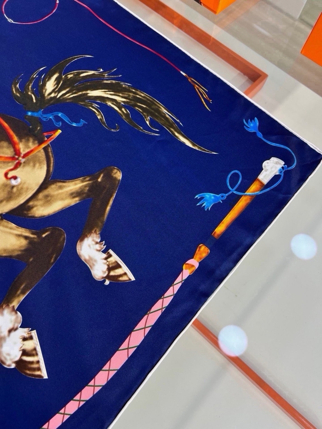 🆕  “纵意驰骋”90方巾-Hermes  丝巾名称：纵意驰骋 设计师：Thibaut Rassat 尺寸：88.5 ×