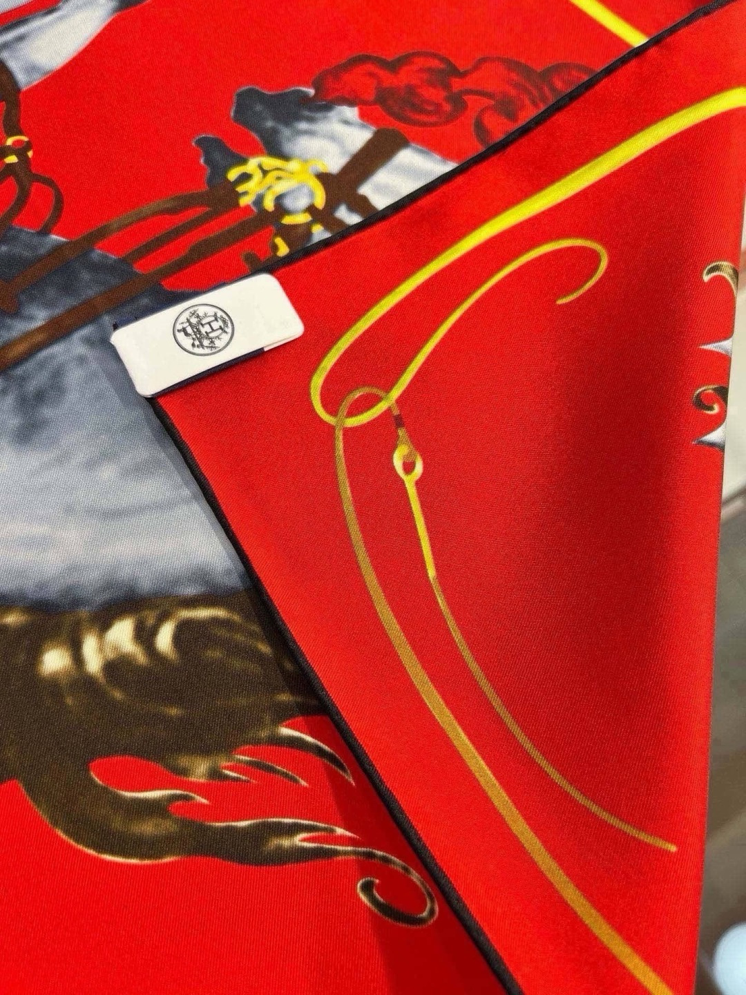 🆕  “纵意驰骋”90方巾-Hermes  丝巾名称：纵意驰骋 设计师：Thibaut Rassat 尺寸：88.5 ×