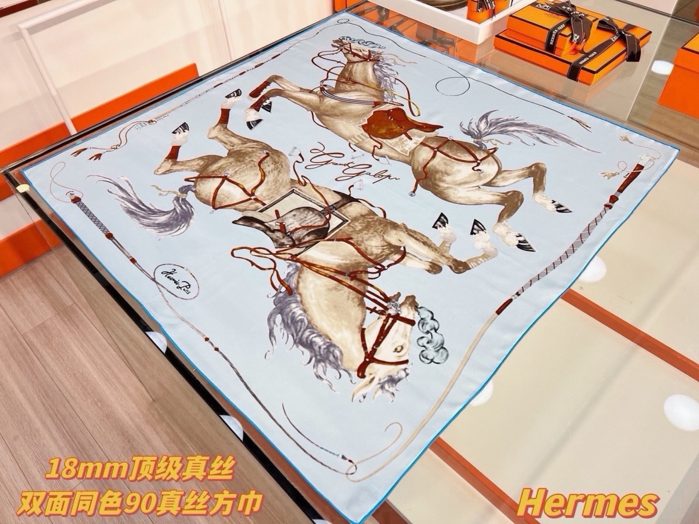 🆕  “纵意驰骋”90方巾-Hermes  丝巾名称：纵意驰骋 设计师：Thibaut Rassat 尺寸：88.5 ×