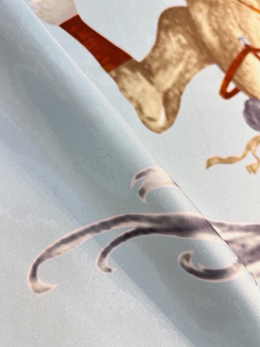 🆕  “纵意驰骋”90方巾-Hermes  丝巾名称：纵意驰骋 设计师：Thibaut Rassat 尺寸：88.5 ×