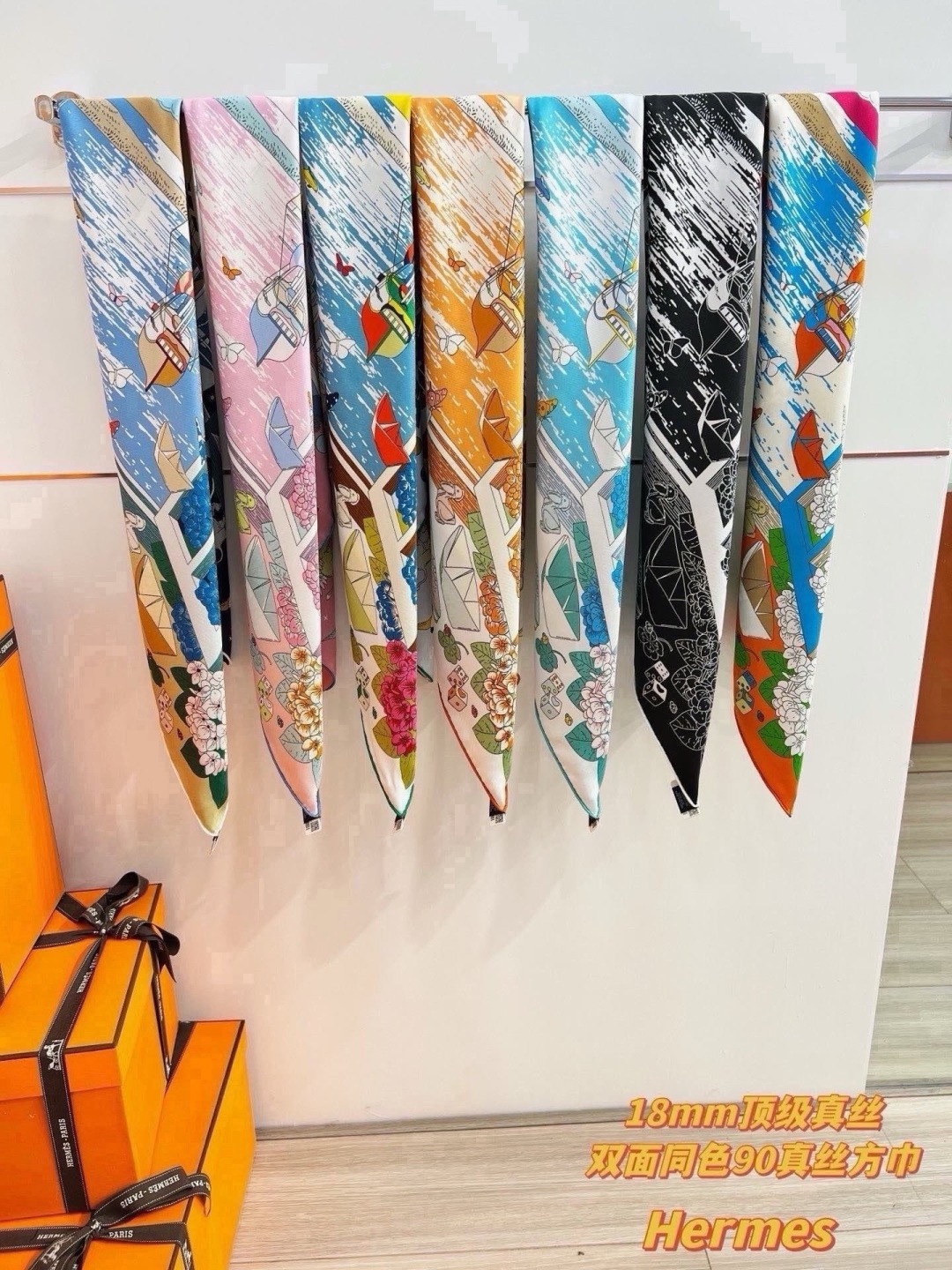 🆕  “诗意遨游”90方巾 手工卷边斜纹真丝方巾（100%桑蚕丝）。 这款爱马仕的经典单品展现强大而迷人的女性魅力精髓。