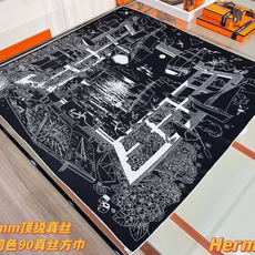 🆕 “诗意遨游”90方巾 手工卷边斜纹真丝方巾(100%桑蚕丝)。 这款爱马仕的经典单品展现强大而迷人的女性魅力精髓。 🆕 “诗意遨游”90方巾 手工卷边斜纹真丝方巾(100%桑蚕丝)。 这款爱马仕的经典单品展现强大而迷人的女性魅力精髓。