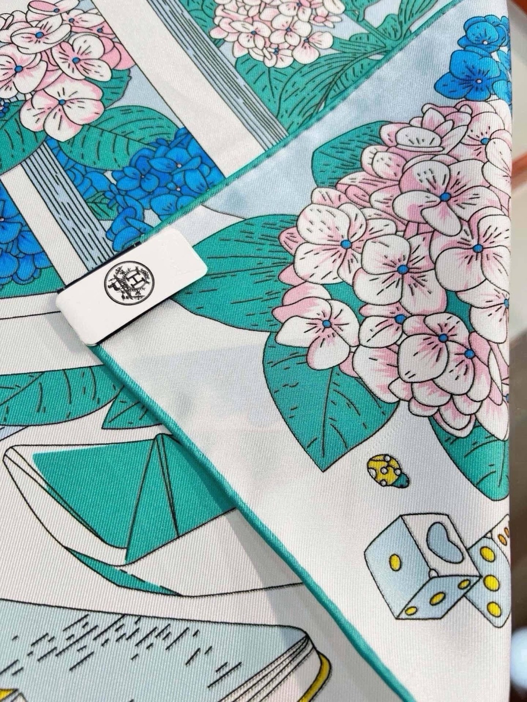 🆕  “诗意遨游”90方巾 手工卷边斜纹真丝方巾（100%桑蚕丝）。 这款爱马仕的经典单品展现强大而迷人的女性魅力精髓。