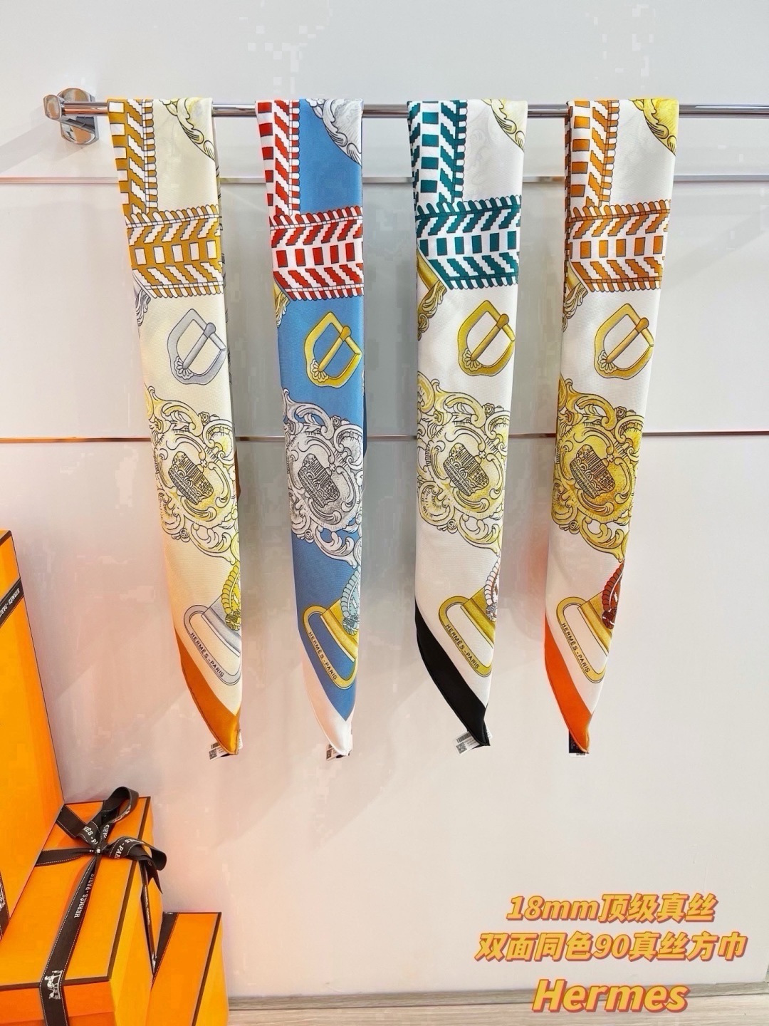 🆕  爱马仕（Hermès）90丝巾 经典款“Boucles et Sangles du Trian”真丝方巾​​ 采用