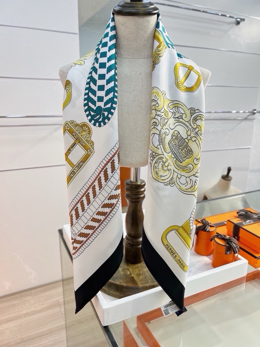 🆕  爱马仕（Hermès）90丝巾 经典款“Boucles et Sangles du Trian”真丝方巾​​ 采用