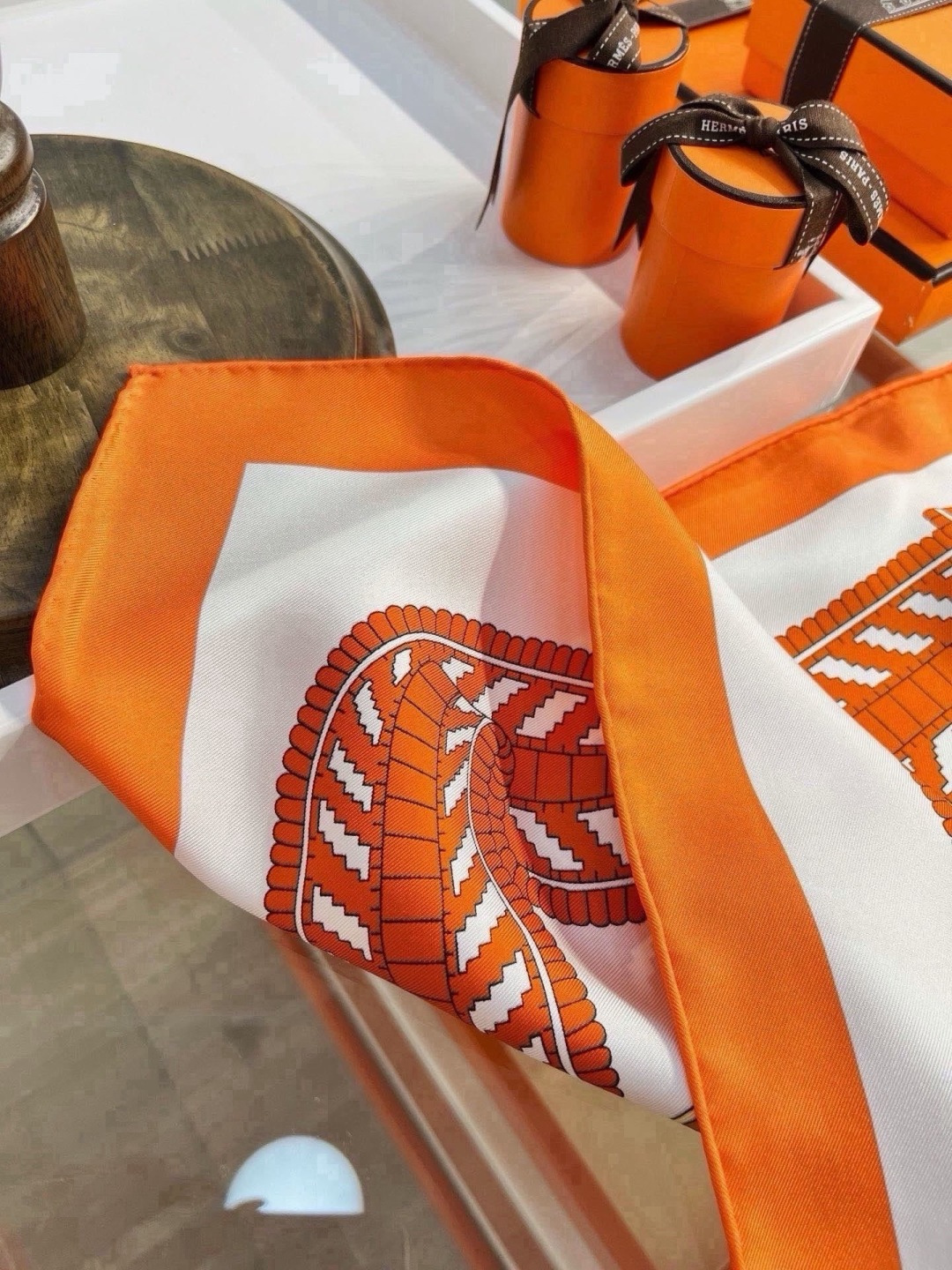🆕  爱马仕（Hermès）90丝巾 经典款“Boucles et Sangles du Trian”真丝方巾​​ 采用