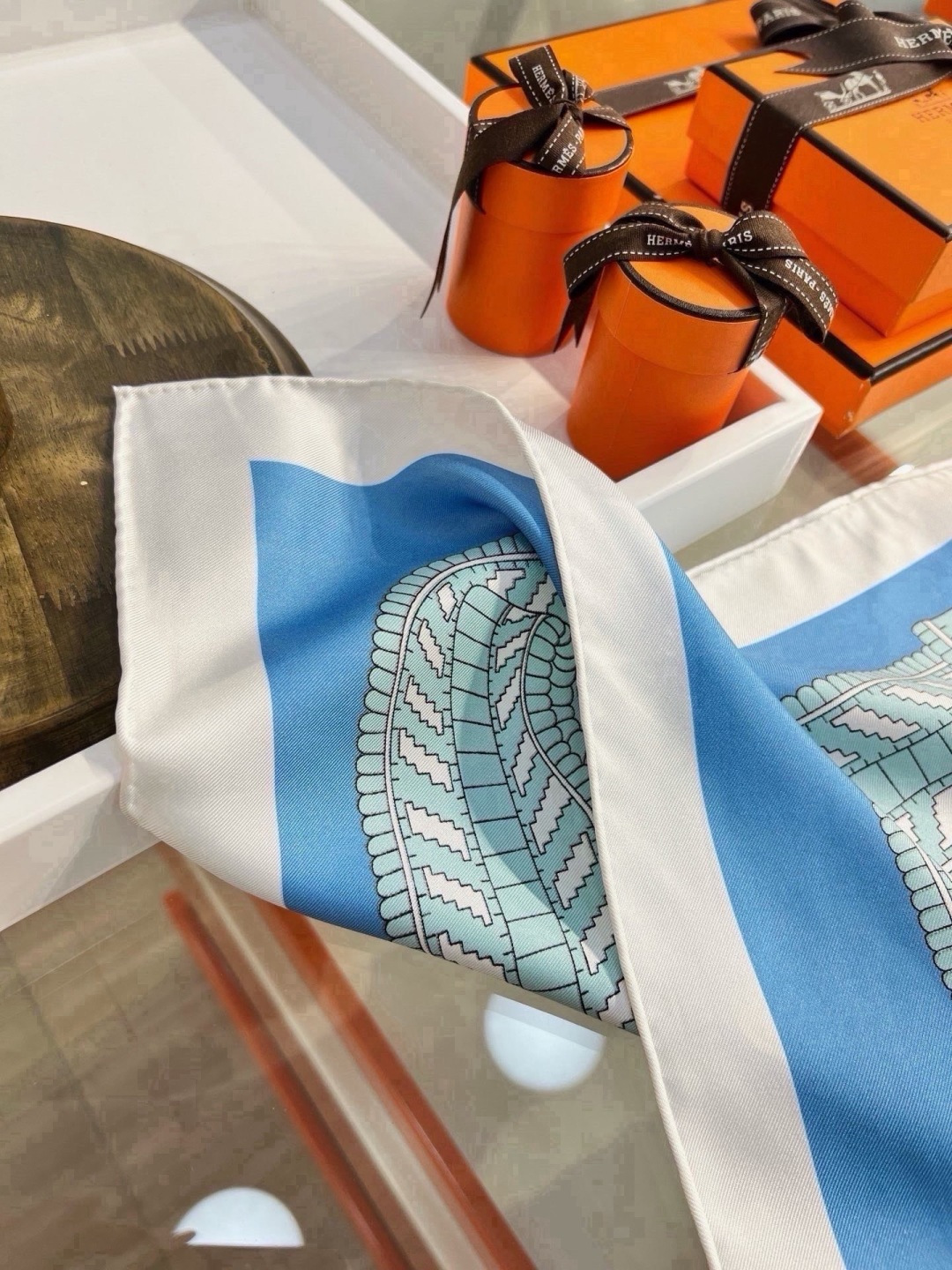 🆕  爱马仕（Hermès）90丝巾 经典款“Boucles et Sangles du Trian”真丝方巾​​ 采用
