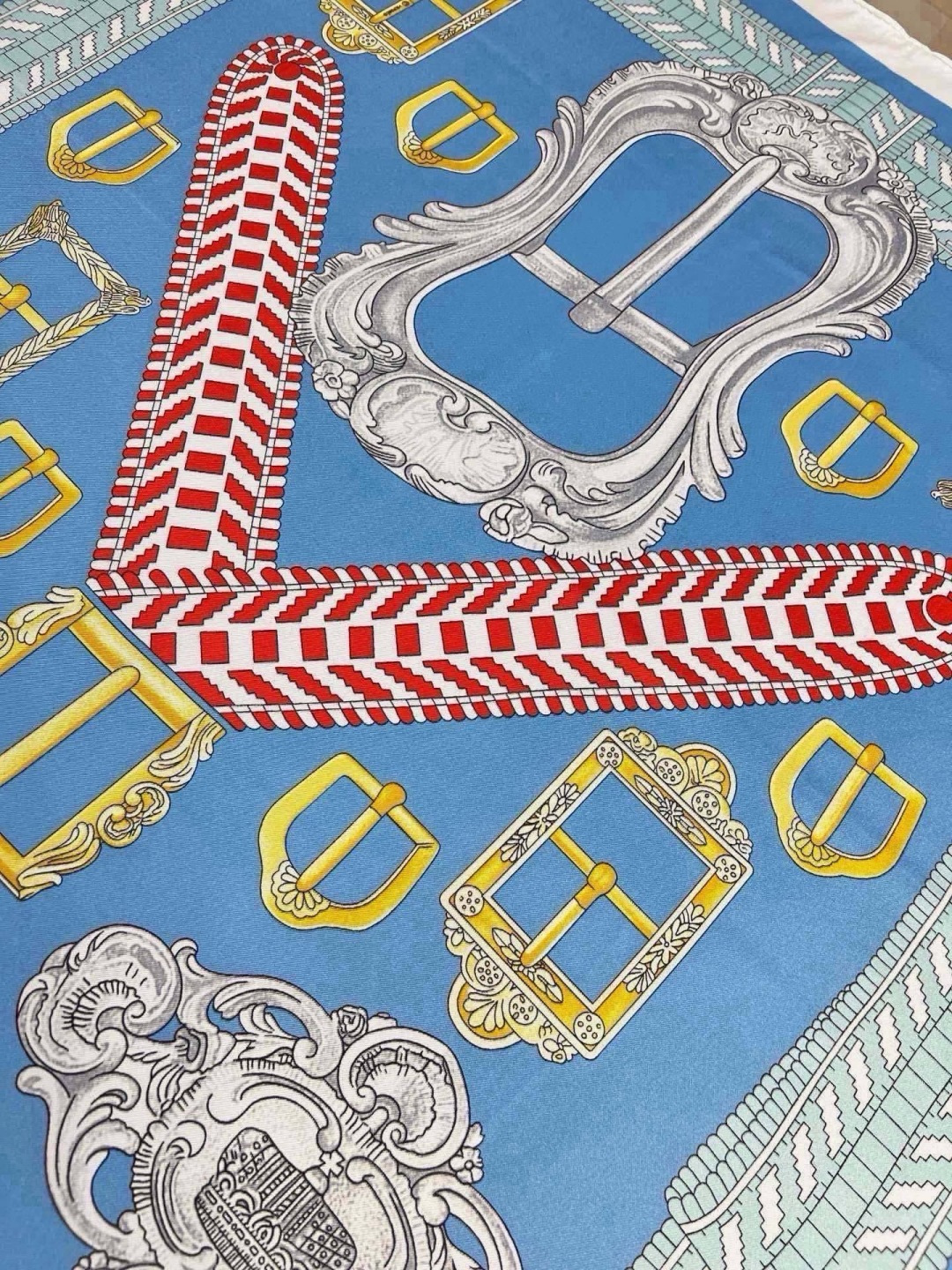🆕  爱马仕（Hermès）90丝巾 经典款“Boucles et Sangles du Trian”真丝方巾​​ 采用