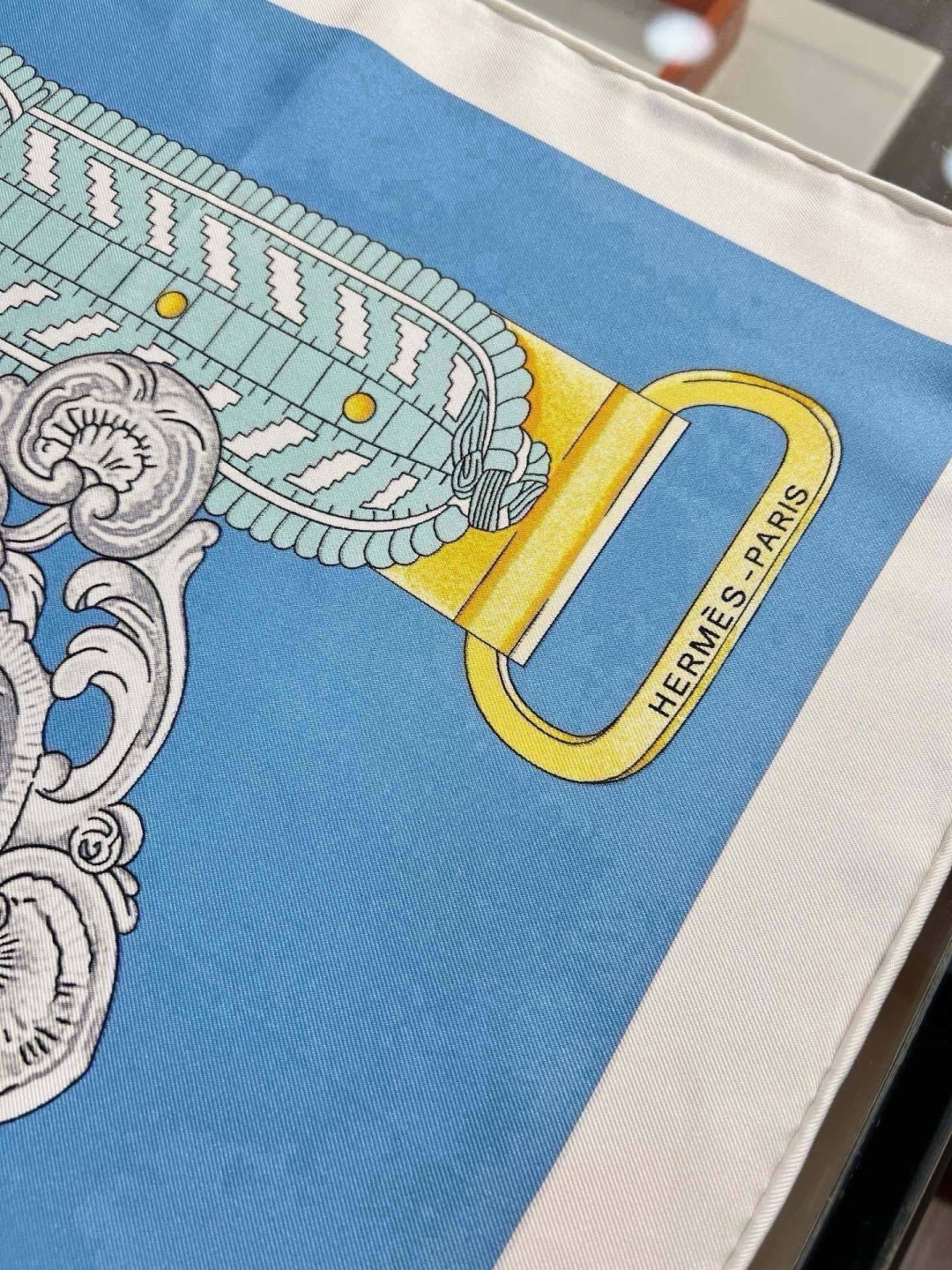 🆕  爱马仕（Hermès）90丝巾 经典款“Boucles et Sangles du Trian”真丝方巾​​ 采用