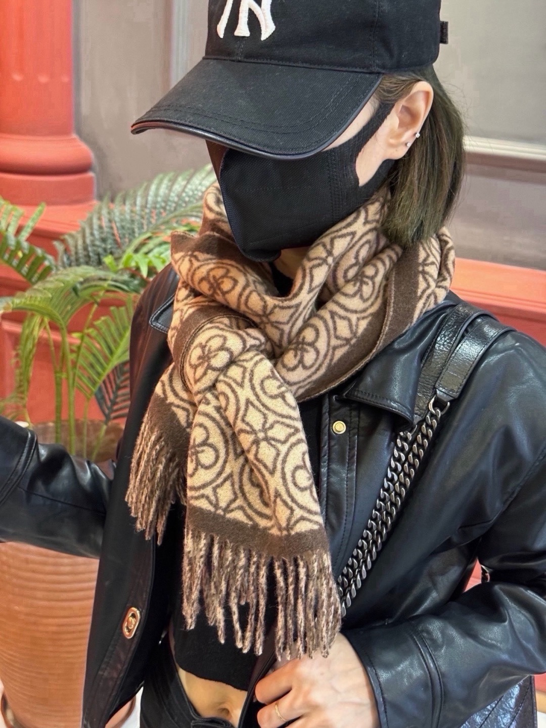 🆕   Lv爆款经典四叶草🍀双面提花爆款围巾🧣！！！非常百搭的一款，搭配大衣，毛衣都非常高级，尺寸刚刚好，及保暖又美观，
