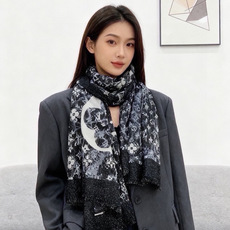 🆕 会发光发亮的围巾银丝羊绒长巾✨专柜同步‼️真心赞‼️驴家【L字母与花纹长巾】路易威登经典 Monogram 图案 🆕 会发光发亮的围巾银丝羊绒长巾✨专柜同步‼️真心赞‼️驴家【L字母与花纹长巾】路易威登经典 Monogram 图案