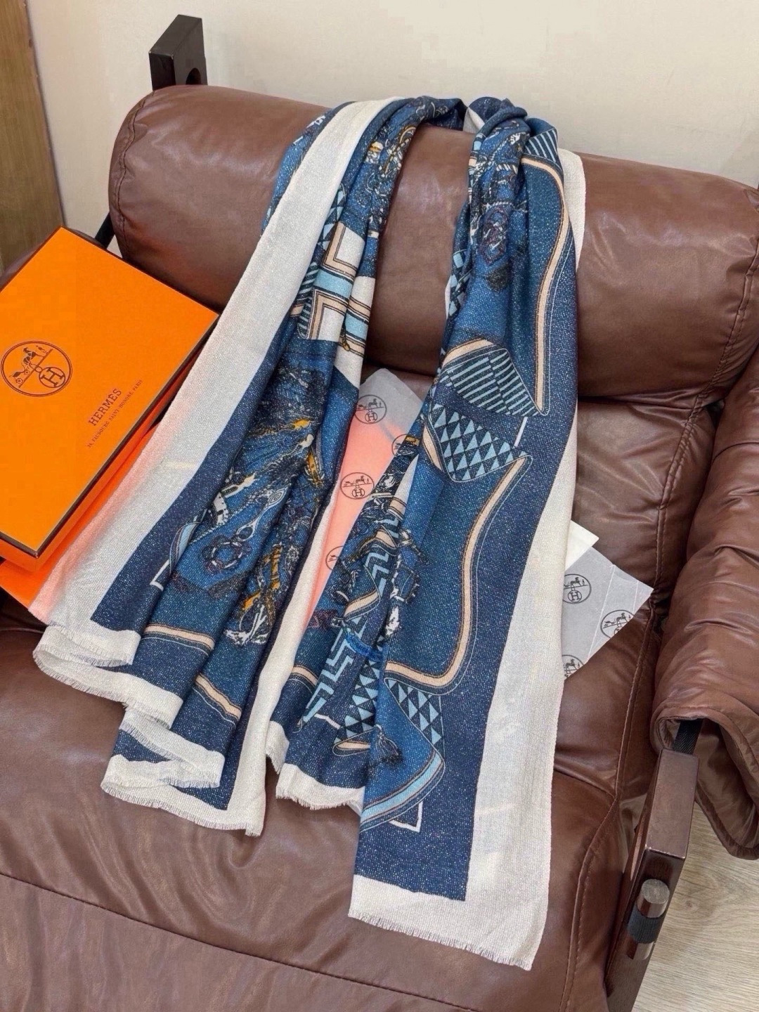 🆕   会发光发亮的围巾 羊绒新款🆕👏买了都说好看‼️推荐💕爱马仕羊绒方巾，顶级工艺超值‼️爱马仕专柜爆款🎁💟立体呈现图