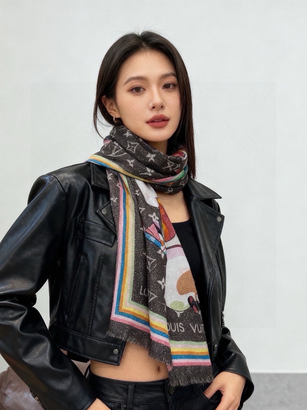 🆕   会发光发亮的围巾LV x TM Monogram Su🆕 Perflat Characters 丝绒方巾出自路易