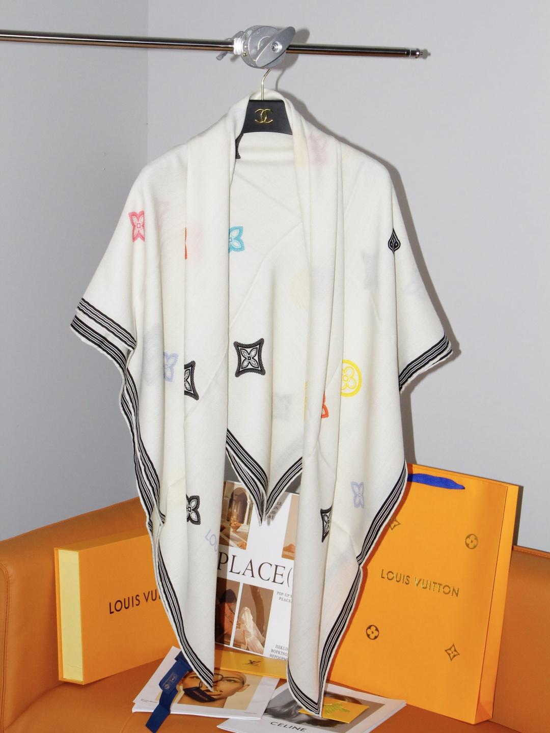 🆕 LV x TM 140披肩 【140顶级丝绒双面同色披肩】 本款L Multicolor披肩出自路易威登与知名日本 🆕 LV x TM 140披肩 【140顶级丝绒双面同色披肩】 本款L Multicolor披肩出自路易威登与知名日本