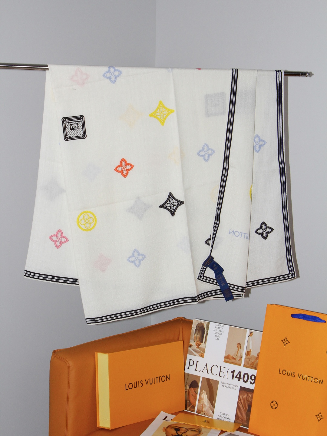 🆕 LV x TM 140披肩 【140顶级丝绒双面同色披肩】 本款L Multicolor披肩出自路易威登与知名日本 🆕 LV x TM 140披肩 【140顶级丝绒双面同色披肩】 本款L Multicolor披肩出自路易威登与知名日本