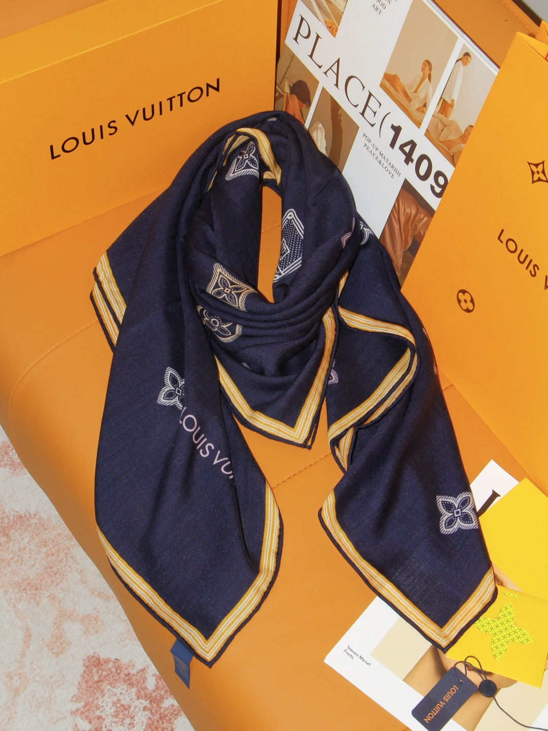 🆕  LV x TM 140披肩 【140顶级丝绒双面同色披肩】 本款L Multicolor披肩出自路易威登与知名日本
