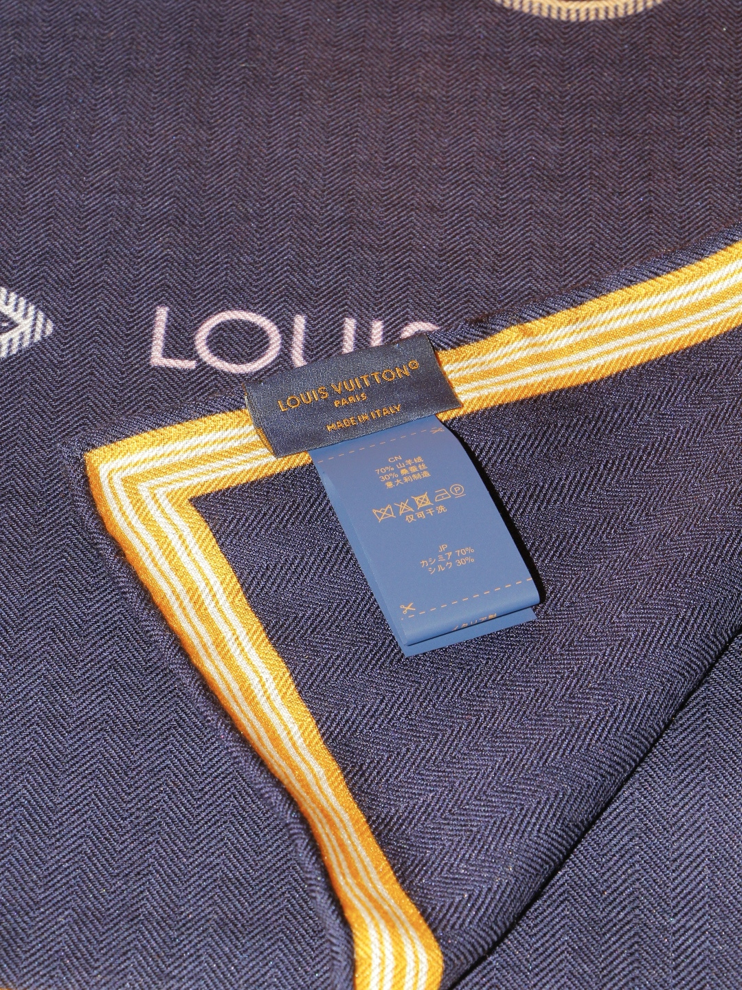 🆕  LV x TM 140披肩 【140顶级丝绒双面同色披肩】 本款L Multicolor披肩出自路易威登与知名日本