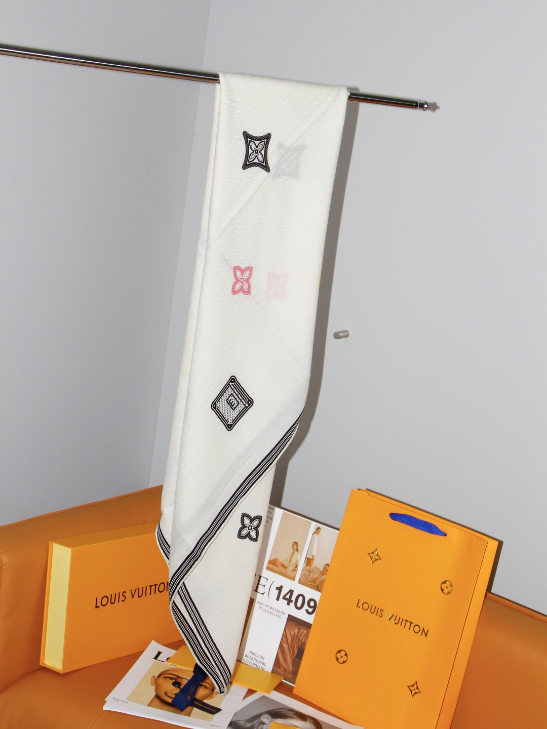 🆕 LV x TM 140披肩 【140顶级丝绒双面同色披肩】 本款L Multicolor披肩出自路易威登与知名日本 🆕 LV x TM 140披肩 【140顶级丝绒双面同色披肩】 本款L Multicolor披肩出自路易威登与知名日本