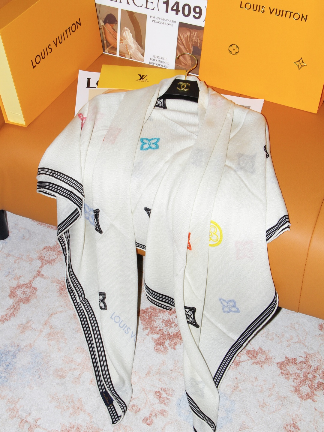 🆕 LV x TM 140披肩 【140顶级丝绒双面同色披肩】 本款L Multicolor披肩出自路易威登与知名日本 🆕 LV x TM 140披肩 【140顶级丝绒双面同色披肩】 本款L Multicolor披肩出自路易威登与知名日本