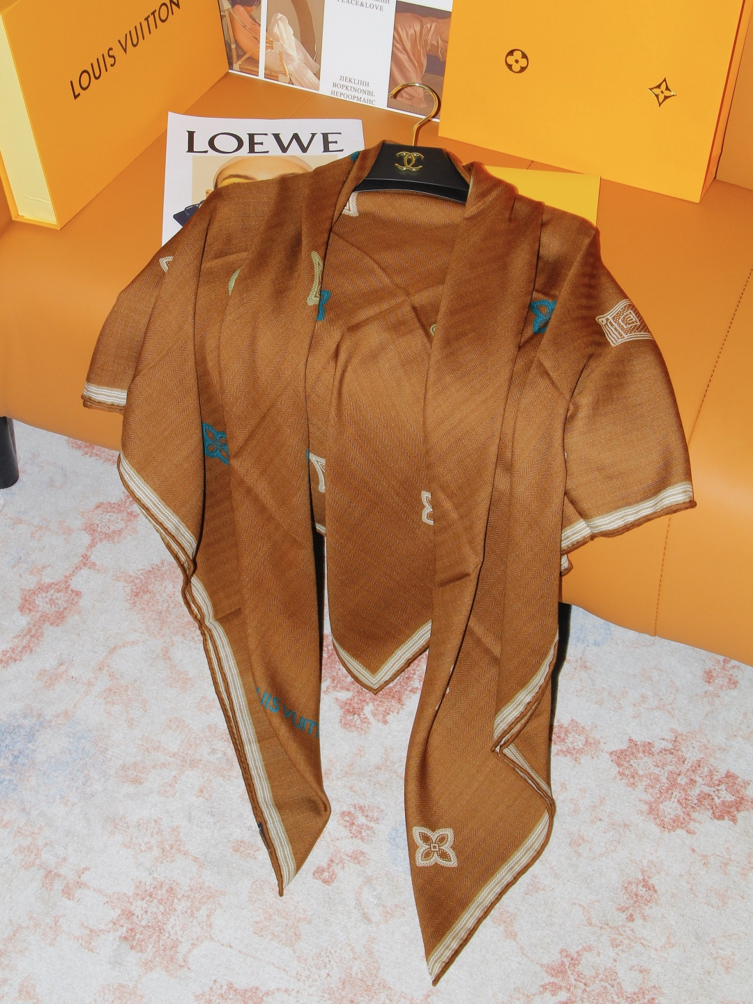 🆕 LV x TM 140披肩 【140顶级丝绒双面同色披肩】 本款L Multicolor披肩出自路易威登与知名日本 🆕 LV x TM 140披肩 【140顶级丝绒双面同色披肩】 本款L Multicolor披肩出自路易威登与知名日本