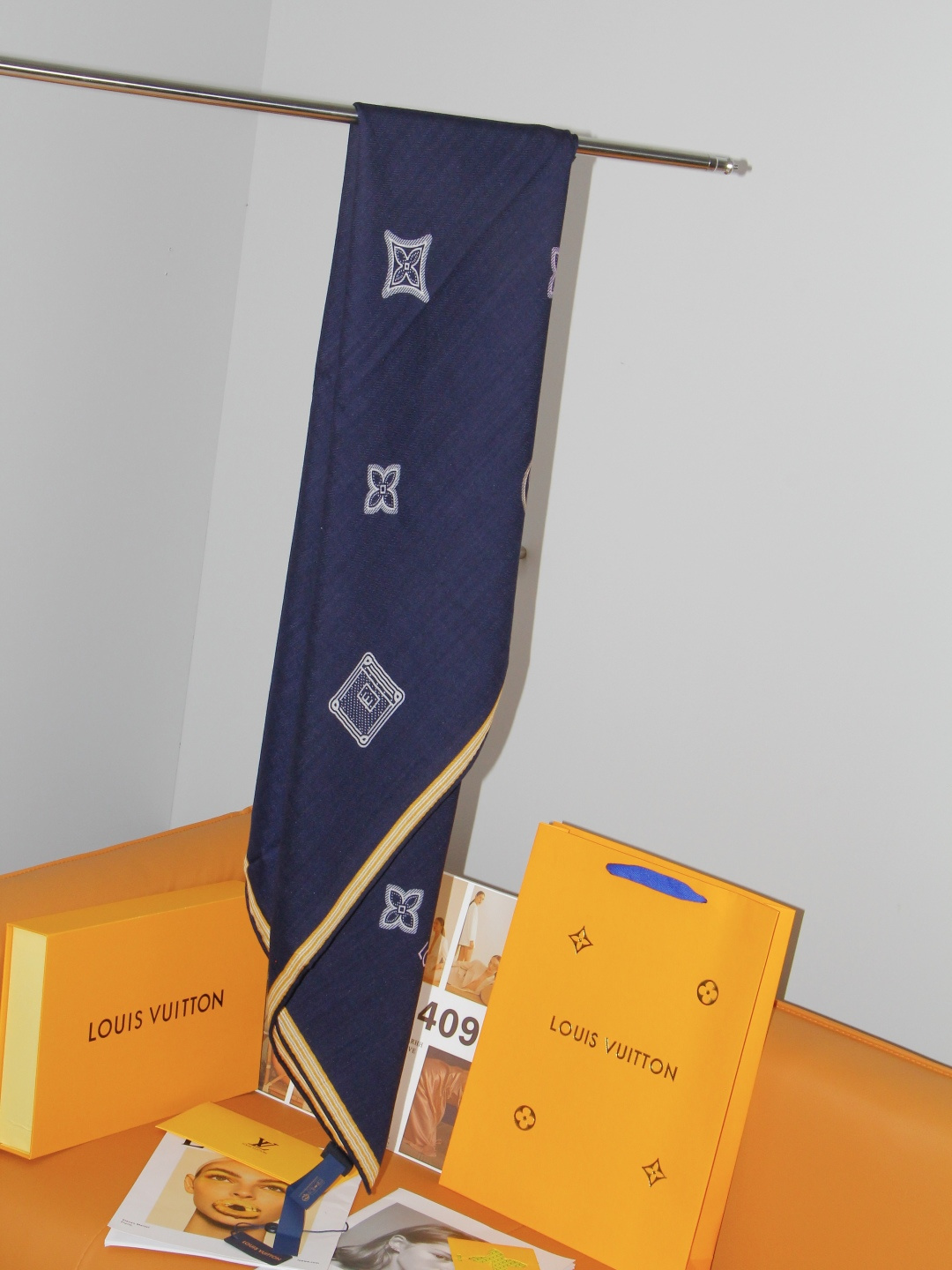 🆕  LV x TM 140披肩 【140顶级丝绒双面同色披肩】 本款L Multicolor披肩出自路易威登与知名日本