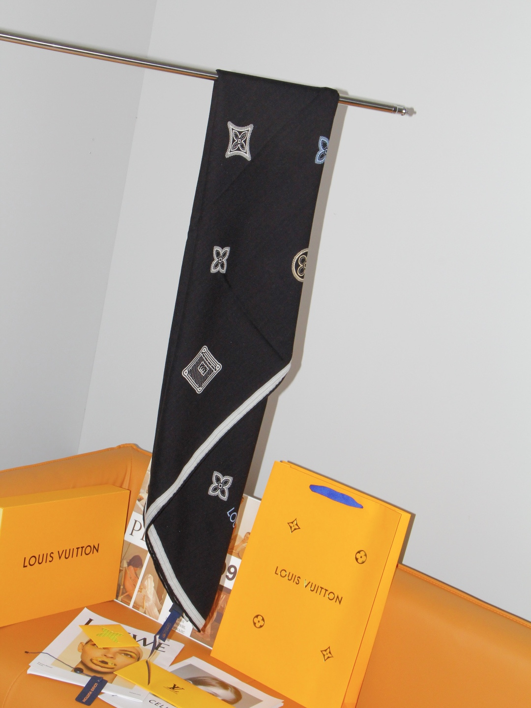 🆕 LV x TM 140披肩 【140顶级丝绒双面同色披肩】 本款L Multicolor披肩出自路易威登与知名日本 🆕 LV x TM 140披肩 【140顶级丝绒双面同色披肩】 本款L Multicolor披肩出自路易威登与知名日本