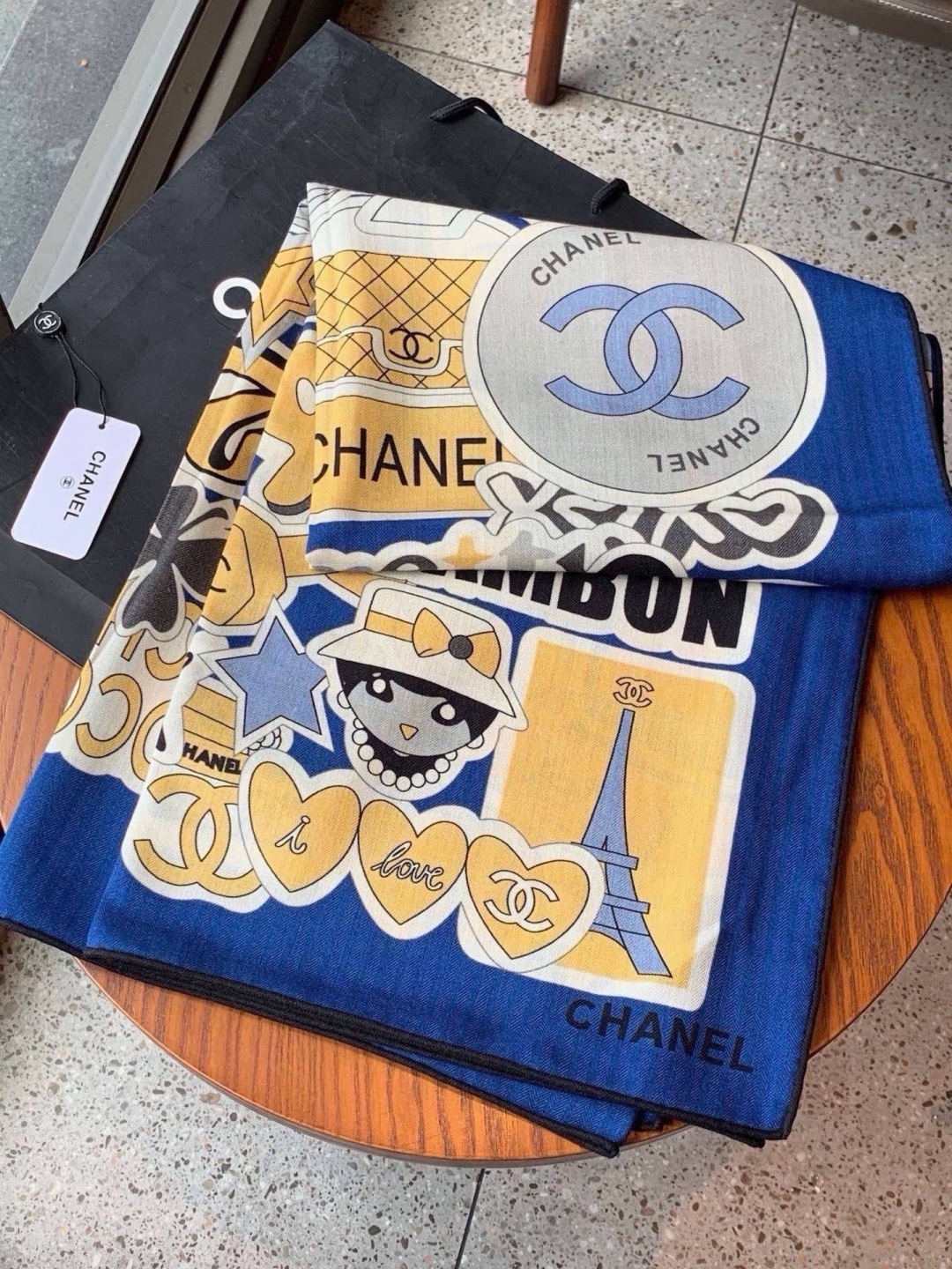 🆕 高级成衣系列~Chanel 【140双面同色丝绒披肩】 此系列谱写一曲自由轻灵的赞歌 本系列作品创新演绎品牌的 🆕 高级成衣系列~Chanel 【140双面同色丝绒披肩】 此系列谱写一曲自由轻灵的赞歌 本系列作品创新演绎品牌的