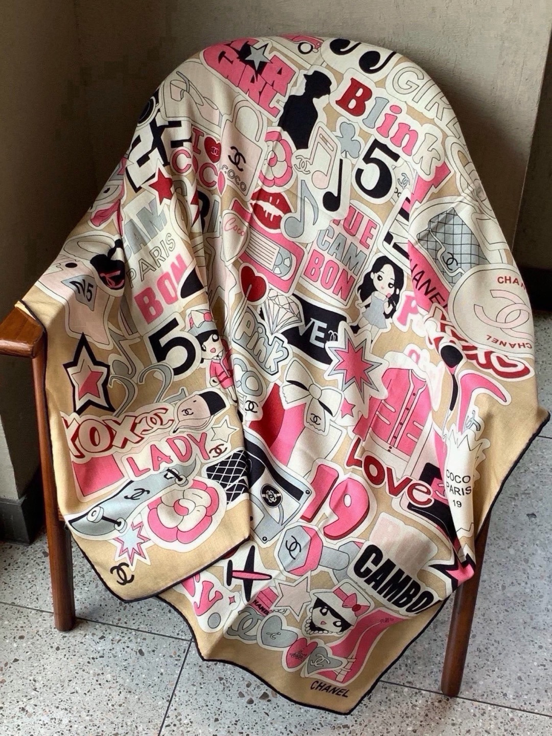 🆕 高级成衣系列~Chanel 【140双面同色丝绒披肩】 此系列谱写一曲自由轻灵的赞歌 本系列作品创新演绎品牌的 🆕 高级成衣系列~Chanel 【140双面同色丝绒披肩】 此系列谱写一曲自由轻灵的赞歌 本系列作品创新演绎品牌的