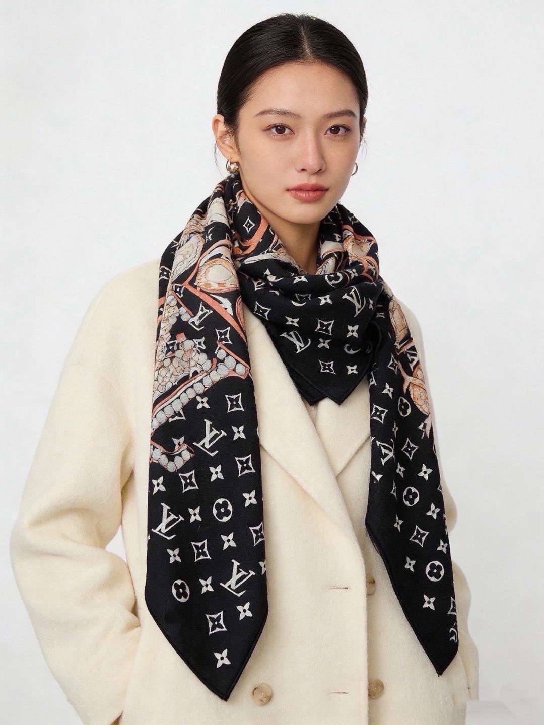 🆕  LV x TM 140披肩 【140顶级丝绒双面同色披肩】 本款L Multicolor披肩出自路易威登与知名日本
